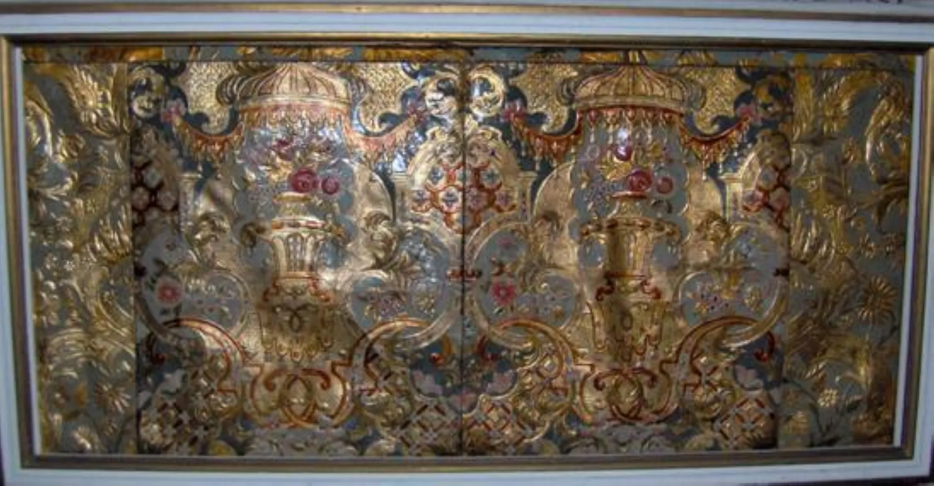 Antependium embossed in gilt leather from the Netherland