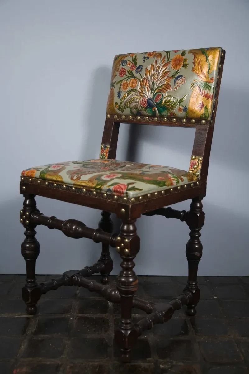 Cuir de Cordoue sur chaise de musée