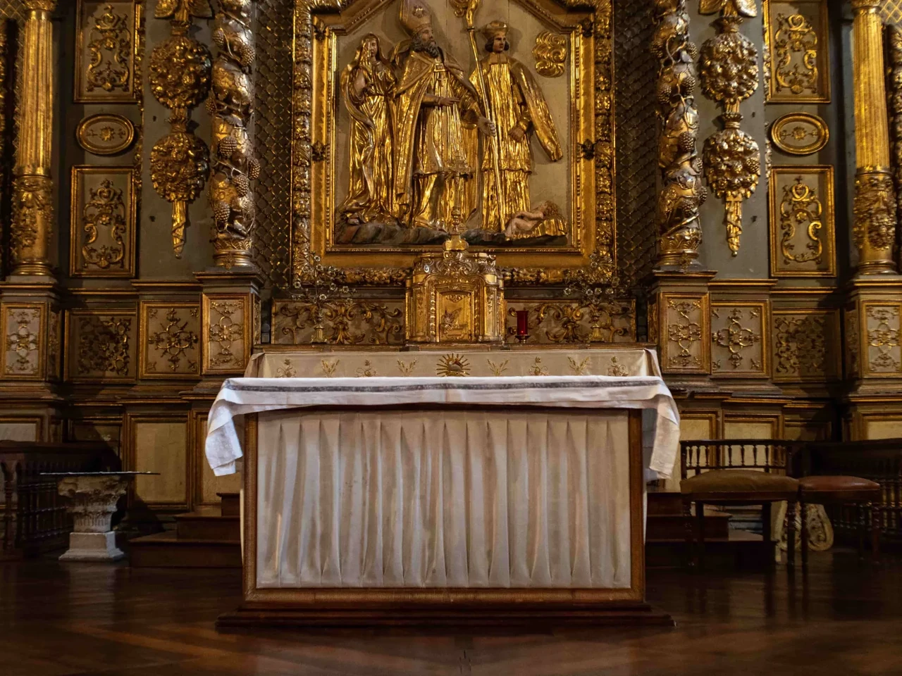 Autel de l'église de Vic sans décoration