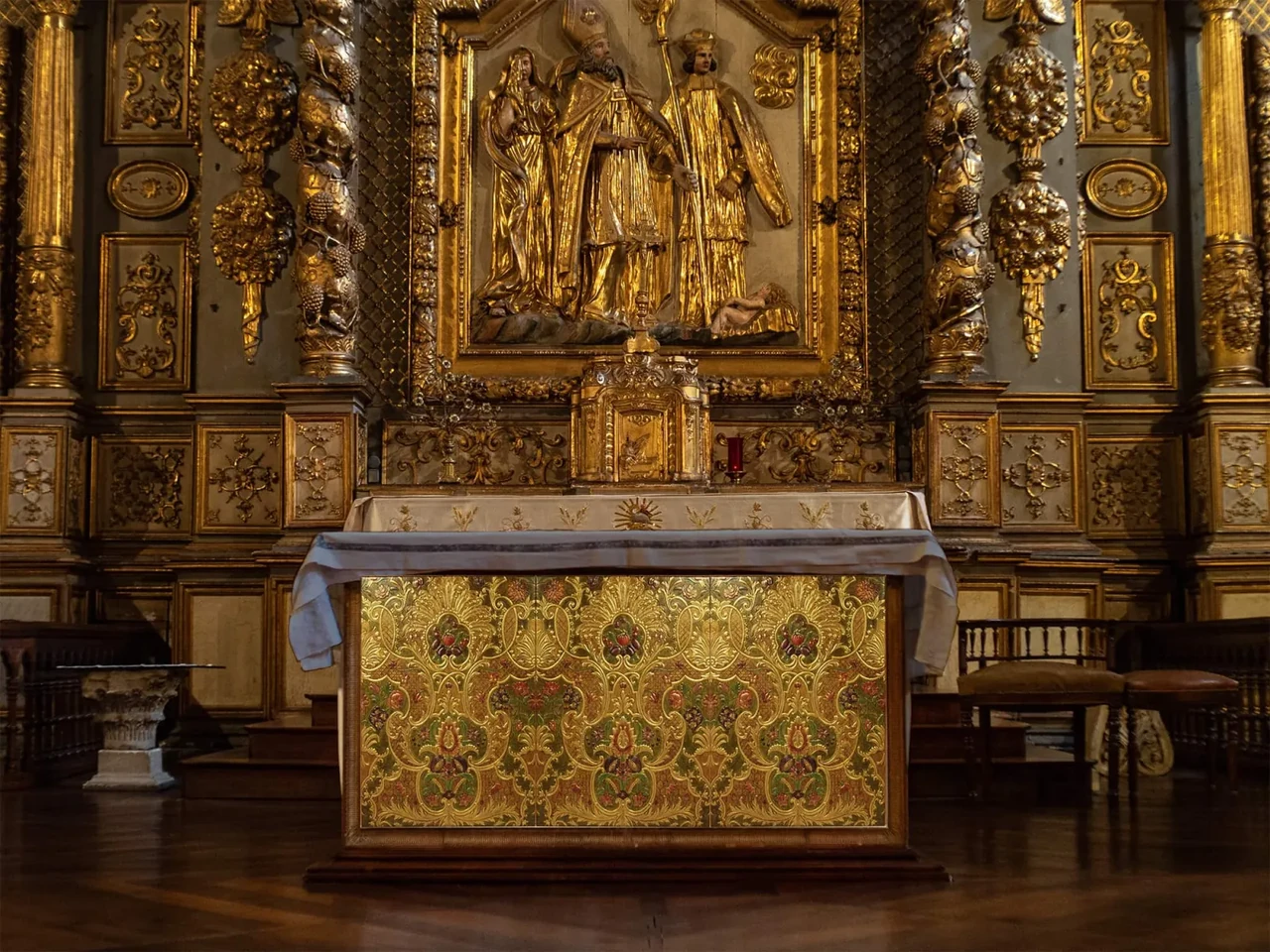 Autel avec cuir doré